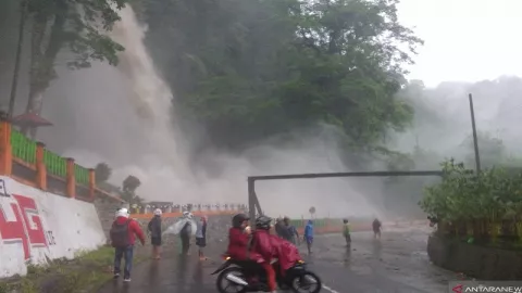 Air Terjun Lembah Anai Meluber ke Jalan - GenPI.co