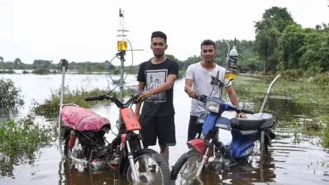Siasati Banjir, Kakak Adik ini Bikin Motor Amfibi - GenPI.co