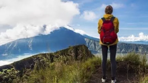 Selain Obat-obatan, 5 Barang Ini Wajib Dibawa saat Mendaki Gunung - GenPI.co