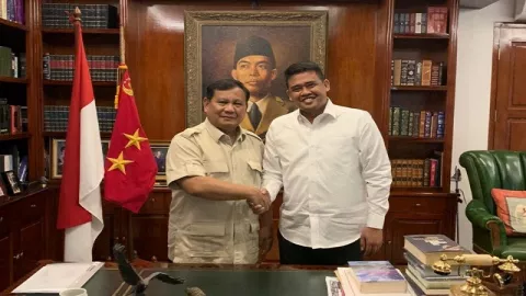 Gagahnya Prabowo Berjabat Tangan dengan Menantu Presiden Jokowi  - GenPI.co