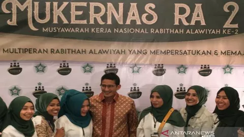 Ibu-ibu Majelis Taklim Terkesima Foto Bersama Sandiaga Uno - GenPI.co