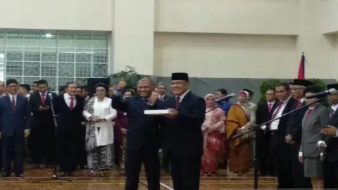 Ketua KPK Firli Bahuri Dapat Hadiah iPad Baru - GenPI.co