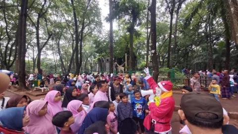 Sinterklas Bagi-bagi Hadiah di Kebun Binatang Ragunan - GenPI.co