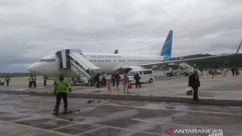 Duh, Pesawat Garuda Pecah Ban di Bandara Biak - GenPI.co