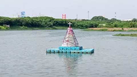 Ada Pohon Natal di Tengah Waduk Ria Rio - GenPI.co