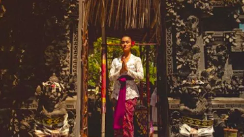 Pakai Baju Tradisonal Bali, Agnez Mo Disanjung Setinggi Langit - GenPI.co