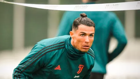 Jelang Tahun Baru, Cristiano Ronaldo Punya Gaya Rambut Baru - GenPI.co