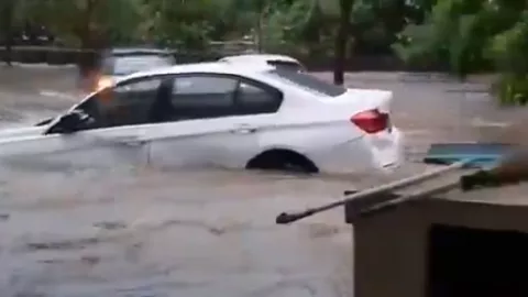 Duh, Mobil BMW Seri 3 Hanyut Terseret Arus Banjir - GenPI.co