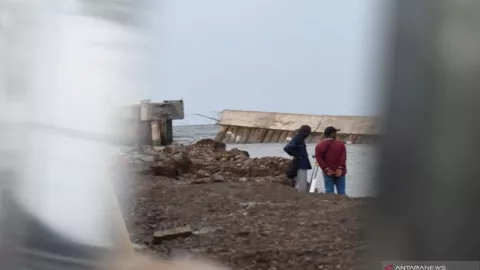 Tanggul Jebol di Pelabuhan Muara Baru, Awas Banjir Rob - GenPI.co