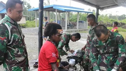 Ketulusan Anggota TNI Menolong Warga Bikin Terharu - GenPI.co