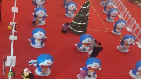 Seru! Rayakan Natal dan Tahun Baru Bersama Ratusan Doraemon - GenPI.co