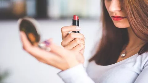 3 Tips Ampuh Supaya Lipstik Tak Mudah Luntur  - GenPI.co
