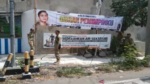 Satpol PP Copot Spanduk Gibran yang Bikin Kumuh Kota Solo - GenPI.co
