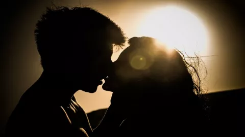Ciuman Ternyata Membuat Hubungan Makin Romantis Lho... - GenPI.co