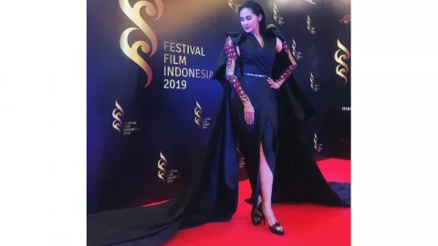 Maudy Koesnaedi Anggun di FFI, Netizen: Bidadari di Red Carpet - GenPI.co