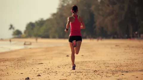 Berlarilah di Pantai, Manfaat Kesehatannya Jauh Lebih Besar - GenPI.co