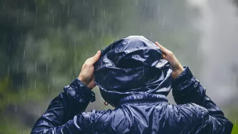 Hujan di Jaksel Senin Sore, Siap Payung dan Mantel Guys! - GenPI.co