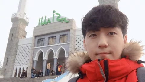 YouTuber Korea Berfoto di Depan Masjid, Netizen Indonesia Baper - GenPI.co