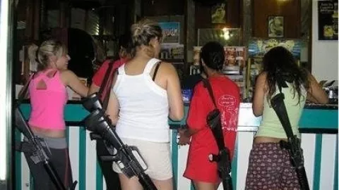 Gadis-gadis Cantik dengan Senapan Serbu di Punggung - GenPI.co
