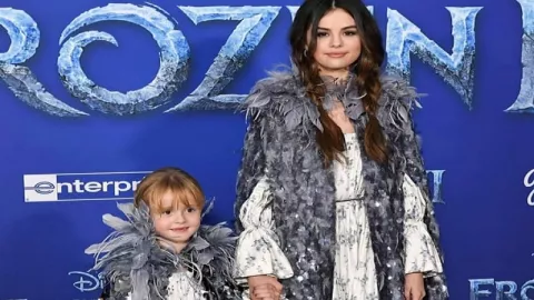 Imutnya Selena Gomez Pakai Kostum Ice Princess Nonton Frozen 2 - GenPI.co
