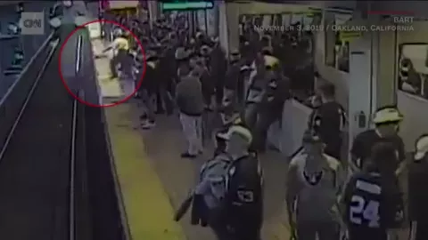 Petugas Selamatkan Pria dari Rel Sesaat Sebelum Kereta melintas - GenPI.co