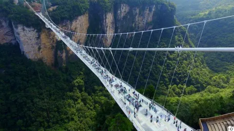 32 Destinasi Wisata Jembatan Kaca di China Ditutup - GenPI.co