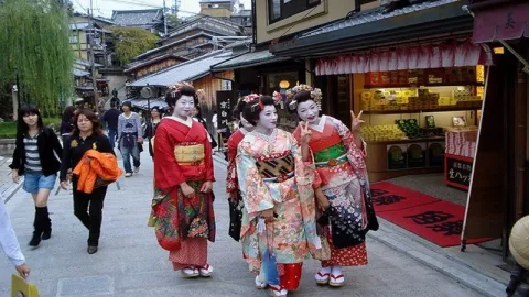 Sembarangan Foto Bersama Geisha di Kyoto, Kena Denda Rp 1,3 Juta - GenPI.co