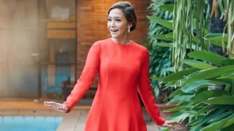 Anggunnya Maia Estianty Pakai Gaun Merah, Netizen: Real Queen - GenPI.co