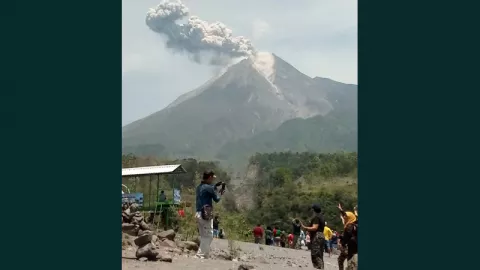 Merapi Semburkan Wedhus Gembel, Warganet Ucapkan Doa Keselamatan - GenPI.co