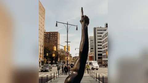Dianggap Promosikan ISIS, Sebuah Patung di New York Tuai Protes - GenPI.co
