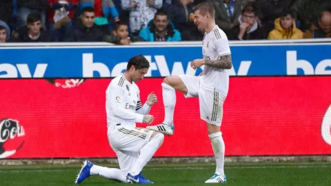 Alaves vs Real Madrid 1-2: Sergio Ramos Ngelap Sepatu Toni Kroos - GenPI.co