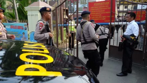 Polisi Amankan Mertua dan Istri Pelaku Bom Polrestabes Medan - GenPI.co