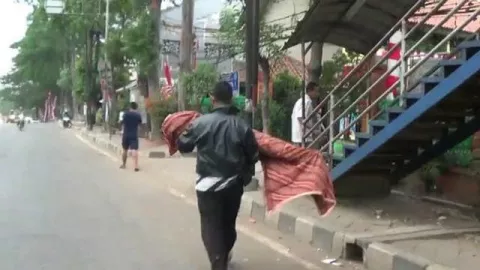 Tak Diberi Layanan Ambulans, Ayah Gotong Jenazah Anaknya ke Rumah - GenPI.co