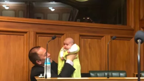 Anggota Dewan di Selandia Baru Membawa Bayi Saat Sidang Parlemen - GenPI.co
