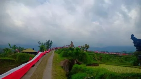 Bendera Merah Putih Sepanjang 1.945 Meter Selimuti Jatiluwih Bali - GenPI.co