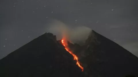 Gunung Merapi Semburkan Guguran Lava Sejauh 500 Meter - GenPI.co
