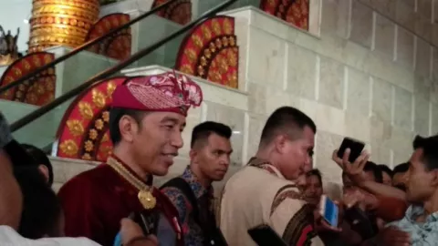 Ini Alasan Jokowi Bela-Belain Pakai Baju Adat Bali di Kongres - GenPI.co