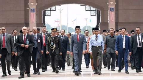 Kompak Berpeci, Presiden Jokowi - PM Mahathir Salat Jumat Bersama - GenPI.co