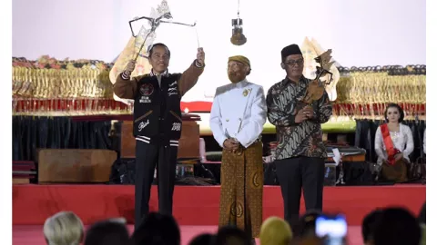 Jelang HUT ke 74 RI, Jokowi Wayangan Bareng Warga di Istana - GenPI.co