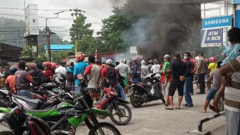 Demo Manokwari Mencekam, Jalan Utama Lumpuh & Kantor DPRD Dibakar - GenPI.co