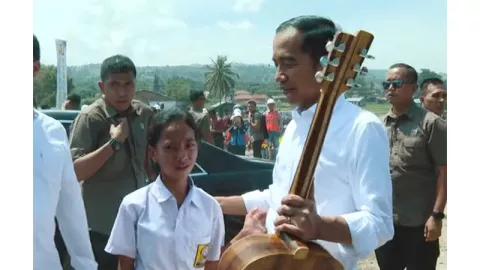 Bak Candi Roro Jonggrang, Gitar untuk Jokowi Dibuat Dalam Semalam - GenPI.co