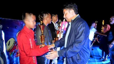 Arkam dan Nurlia Pemenang Lomba Dangdut di Atas Danau Perintis - GenPI.co