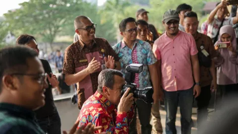 Resmikan Pameran Fotografi, Gubernur Riau Diminta Menjepret - GenPI.co