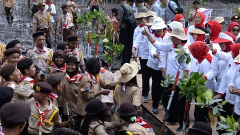 Kunjungi Batam, Iriana Joko Widodo Tanam Mangrove - GenPI.co