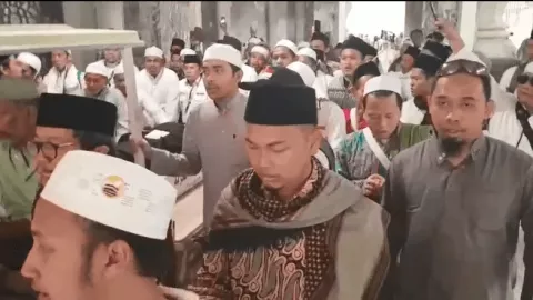 Habib Rizieq di Ma’la, dari Salah Jenazah Hingga Serobot Baca Doa - GenPI.co