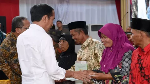 Jokowi Serahkan 3.800 Sertifikat Tanah untuk Warga Purworejo - GenPI.co