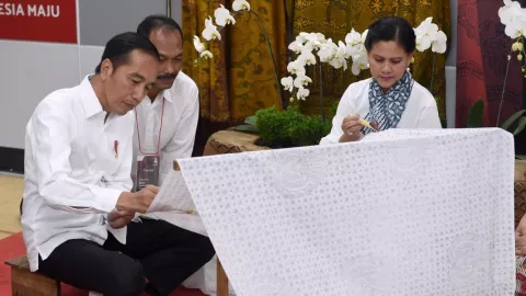 Awali Agustusan, Jokowi dan Ibu Iriana Membatik di Peron MRT - GenPI.co