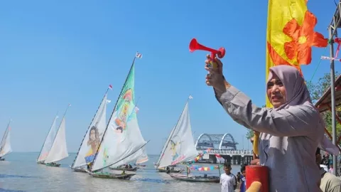 Festival Perahu Layar Pikat Wisatawan di Kota Pahlawan - GenPI.co