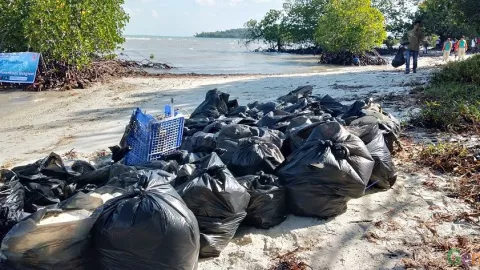 Di Tanjungpinang, Menghadap Laut 2.0 Diisi dengan Bersih Pantai - GenPI.co