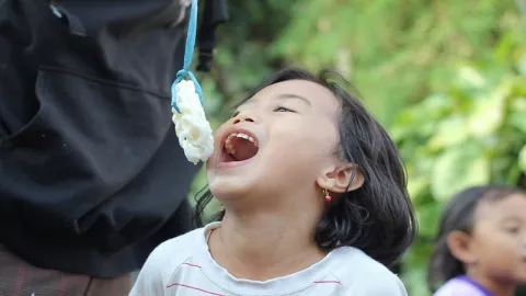 Makna Lomba Makan Kerupuk saat Perayaan HUT Kemerdekaan RI - GenPI.co